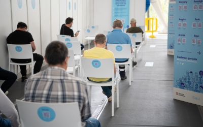 Persones esperant a vacunar-se a la Pista Coberta | Roger Benet